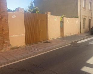 Vista exterior de Casa adosada en venda en Valencia de Don Juan amb Jardí privat, Terrassa i Moblat