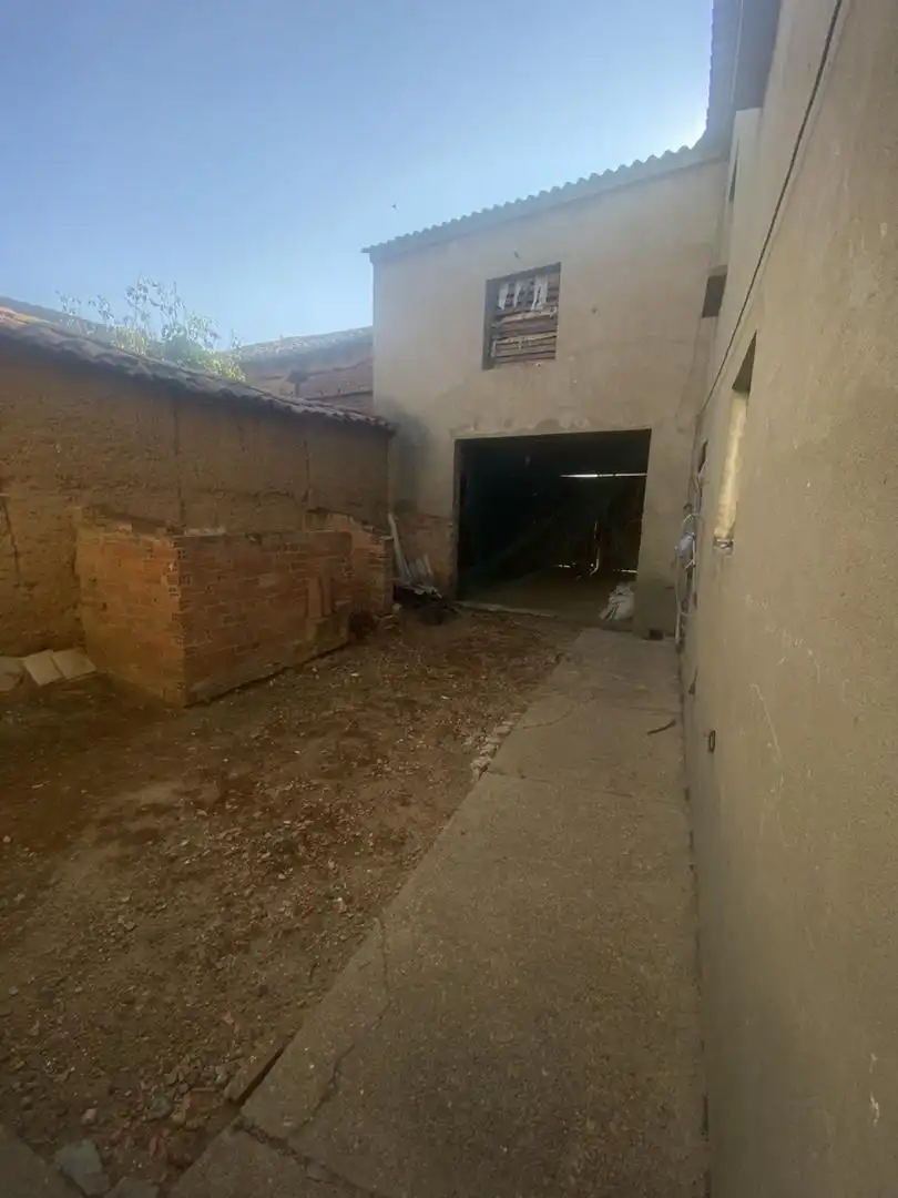 Einfamilien-Reihenhaus zum Verkauf in Valencia de Don Juan mit Privatgarten, Terrasse und Möbliert