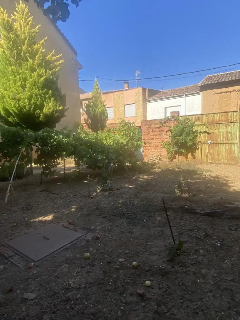Einfamilien-Reihenhaus zum Verkauf in Valencia de Don Juan mit Privatgarten, Terrasse und Möbliert