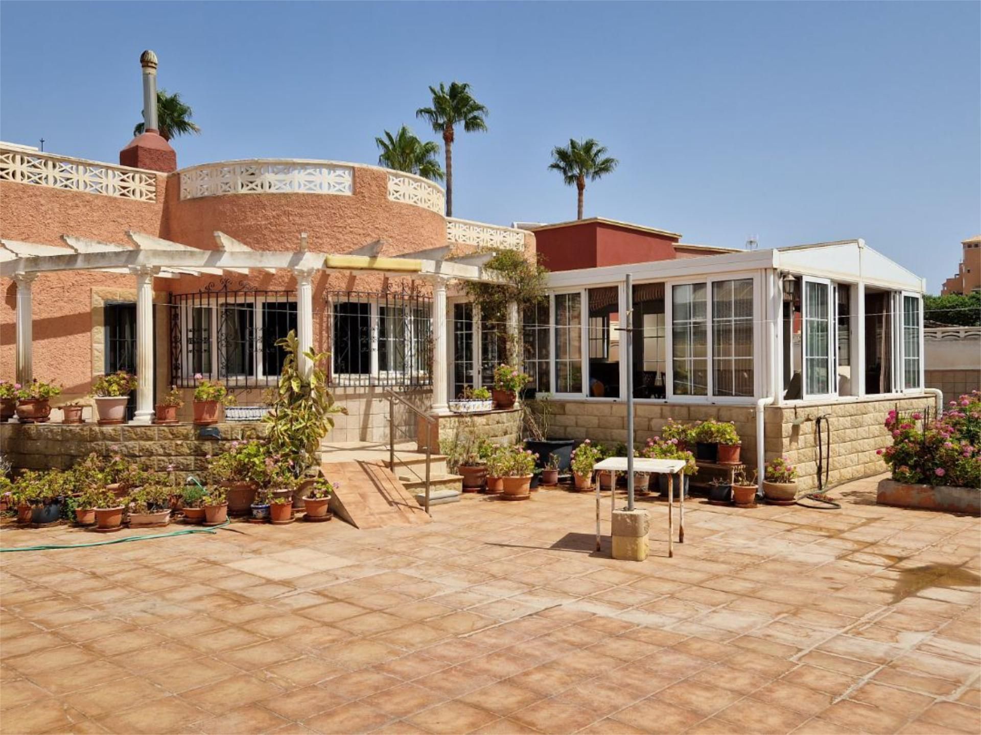 Vista exterior de Casa o chalet en venta en Roquetas de Mar con Aire acondicionado, Jardín privado y Terraza