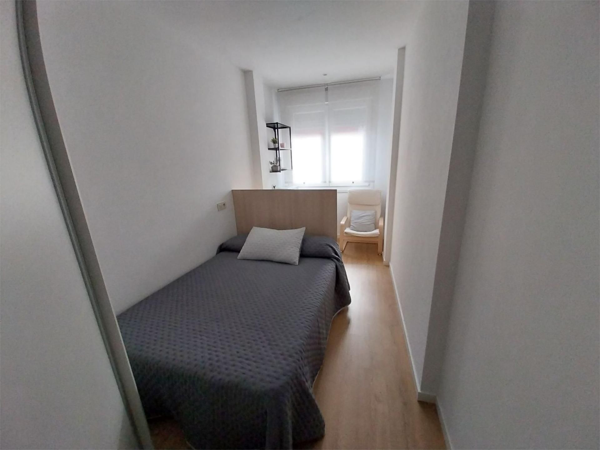 Dormitori de Estudi per a compartir en Cee amb Calefacció, Parquet i Moblat