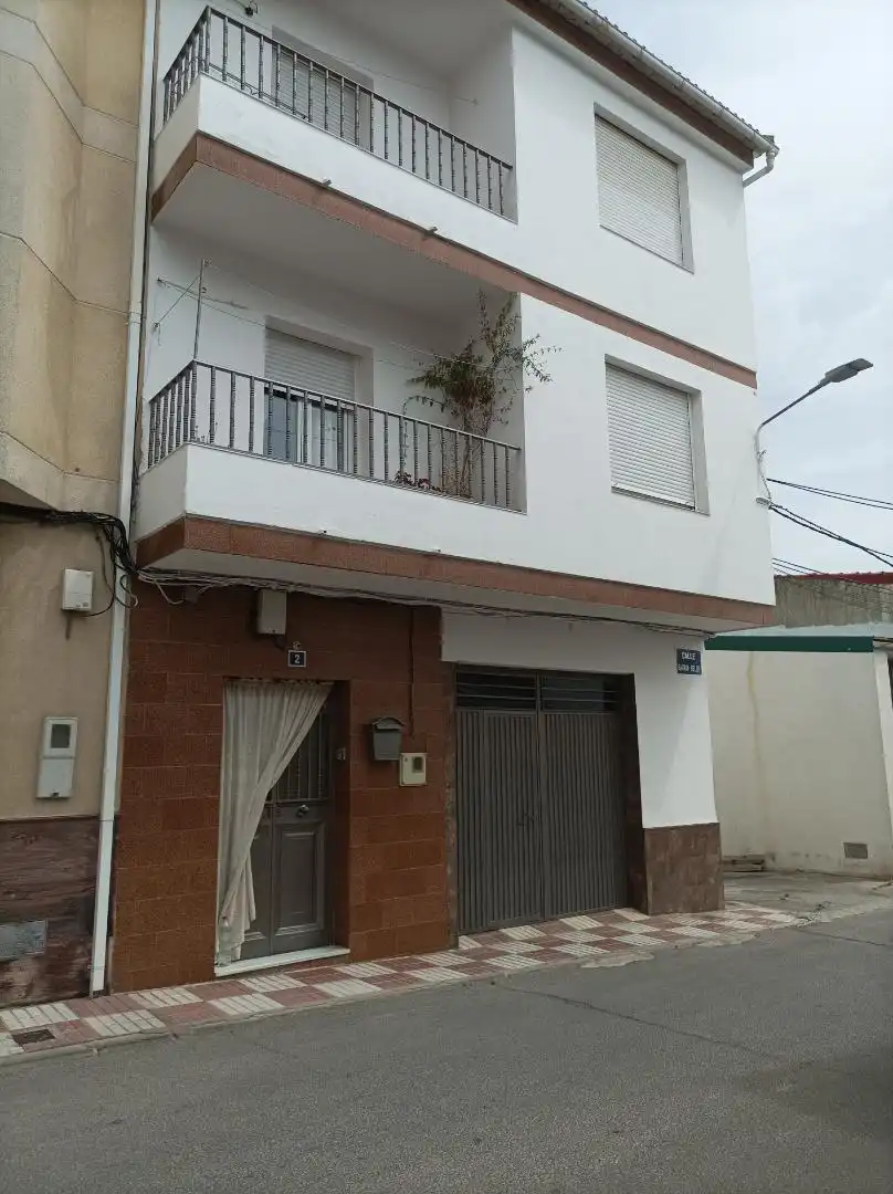 Vista exterior de Casa adosada en venda en Noalejo amb Aire condicionat, Jardí privat i Terrassa