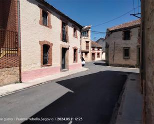 Vista exterior de Casa adosada en venda en Fuenterrebollo amb Traster, Moblat i Balcó