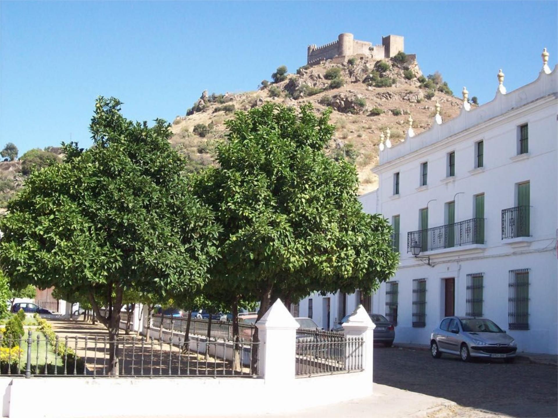 Vista exterior de Casa adosada en venda en Burguillos del Cerro amb Calefacció, Jardí privat i Terrassa