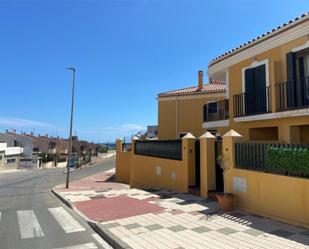 Vista exterior de Casa o xalet en venda en Rincón de la Victoria amb Aire condicionat, Terrassa i Piscina