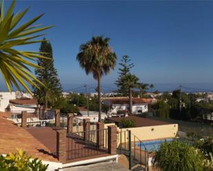 Vista exterior de Casa o xalet en venda en Nerja amb Jardí privat, Terrassa i Traster