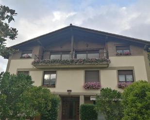 Außenansicht von Dachboden zum verkauf in Irura mit Terrasse und Balkon