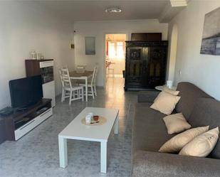 Sala d'estar de Apartament de lloguer en Mogán amb Terrassa i Piscina