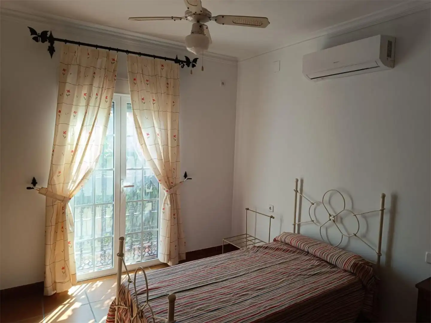 Zimmer in Calle Tixe, 48, Centro - Doña Mercedes Schlafzimmer von Wohnung zur untervermieten in Dos Hermanas mit Klimaanlage, Heizung und Terrasse