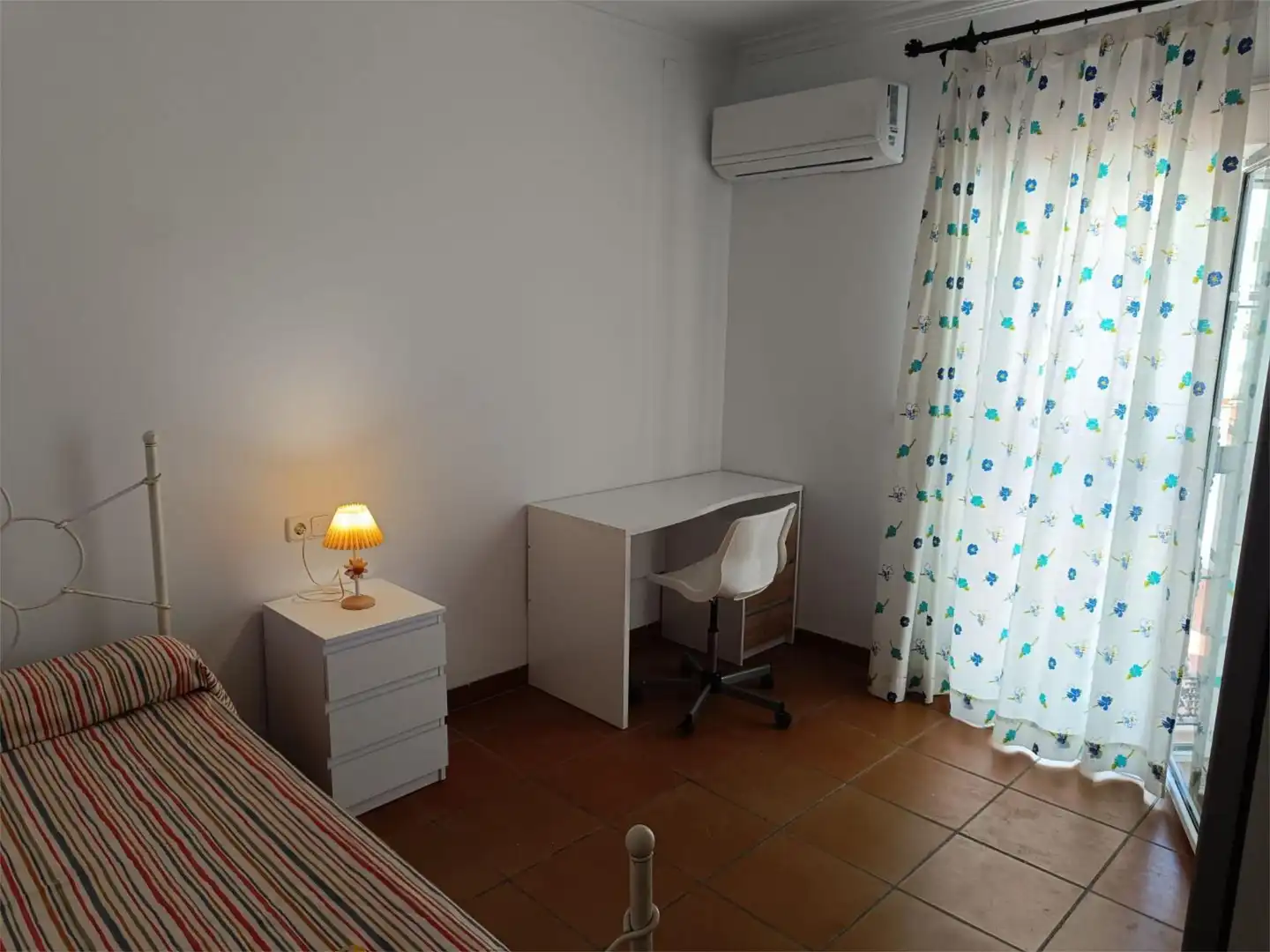 Zimmer in Calle Tixe, 48, Centro - Doña Mercedes Schlafzimmer von Wohnung zur untervermieten in Dos Hermanas mit Klimaanlage, Heizung und Terrasse
