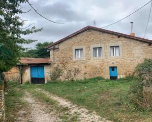 Vista exterior de Finca rústica en venda en Merindad de Sotoscueva amb Parquet, Traster i Balcó