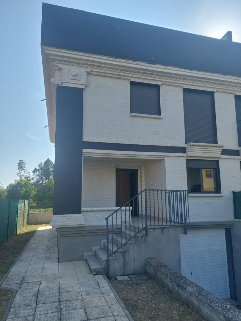 Vista exterior de Casa adosada en venda en Cihuri amb Terrassa i Balcó