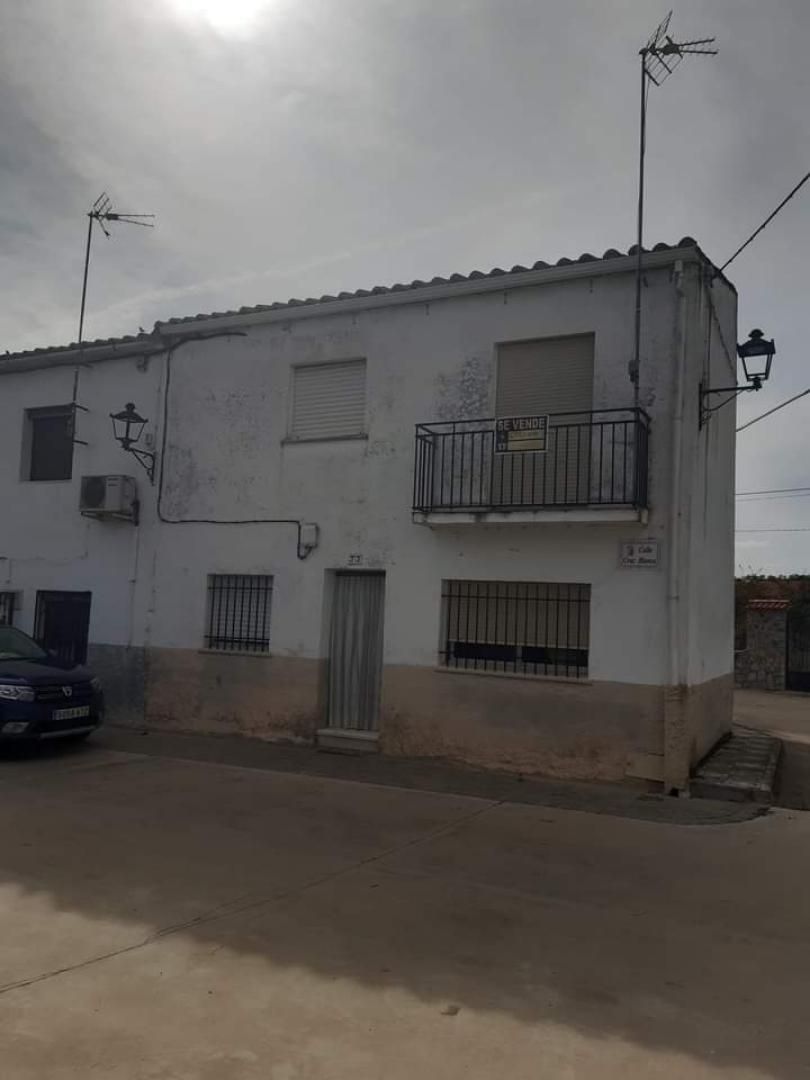 Vista exterior de Casa adosada en venda en Calzadilla amb Terrassa, Moblat i Forn