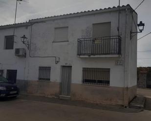 Vista exterior de Casa adosada en venda en Calzadilla amb Terrassa, Moblat i Forn