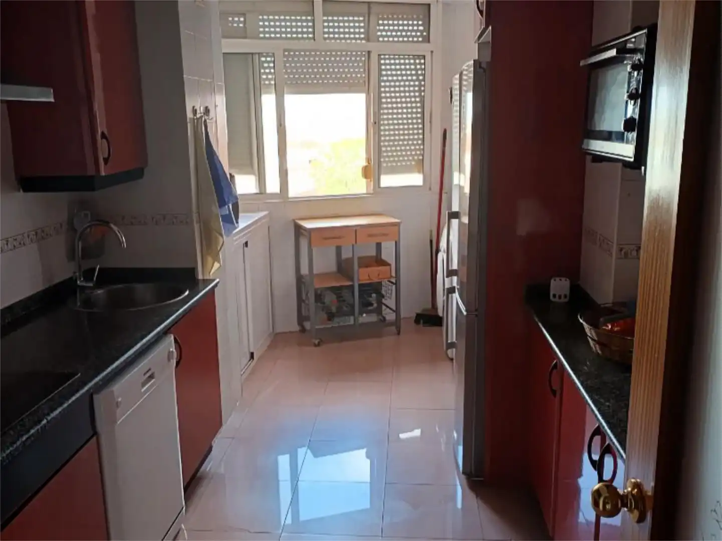 Zimmer in Calle Ferrara, 5, Centro Küche von Wohnung zur untervermieten in Montequinto mit Klimaanlage, Heizung und Privatgarten