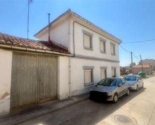 Vista exterior de Casa adosada en venda en Herrera de Pisuerga