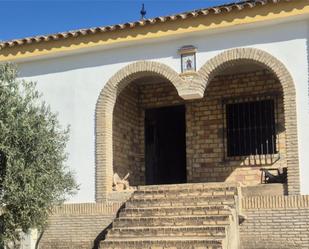 Vista exterior de Casa o xalet en venda en Dos Hermanas amb Aire condicionat, Terrassa i Piscina