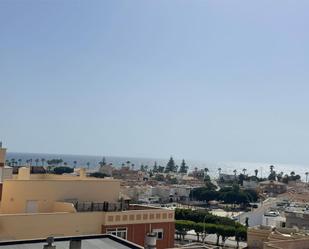 Vista exterior de Pis de lloguer en Roquetas de Mar amb Aire condicionat i Terrassa