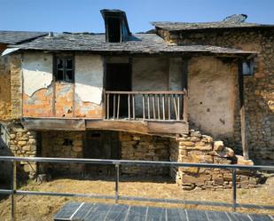 Vista exterior de Casa adosada en venda en Cacabelos