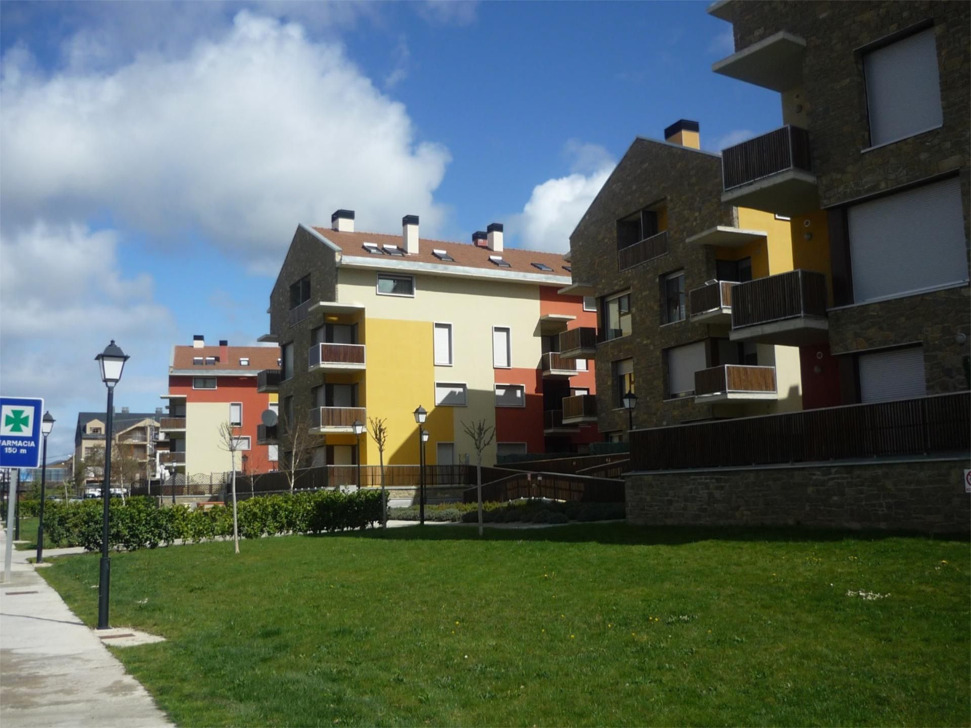Exterior view of Flat for sale in Puente la Reina de Jaca  with Terrace and Swimming Pool