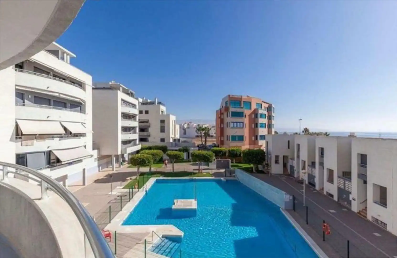 Piscina de Piso en venta en Roquetas de Mar con Trastero, Amueblado y Parking comunitario