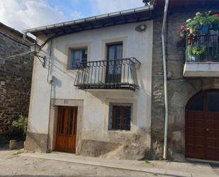 Vista exterior de Casa adosada en venda en Puebla de Sanabria amb Moblat i Balcó