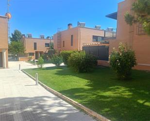 Vista exterior de Casa adosada en venda en Bargas amb Aire condicionat, Terrassa i Piscina