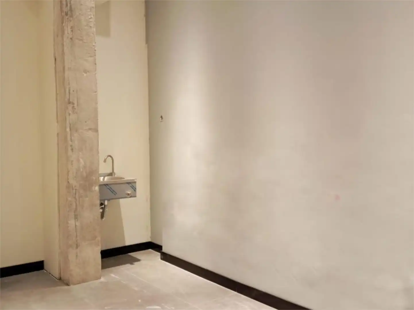 Baño de Local de alquiler en Madrid con Aire acondicionado y Calefacción