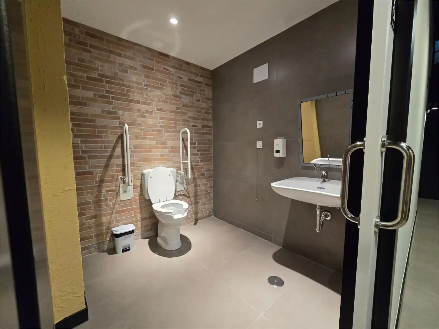 Baño de Local de alquiler en Madrid con Aire acondicionado y Calefacción