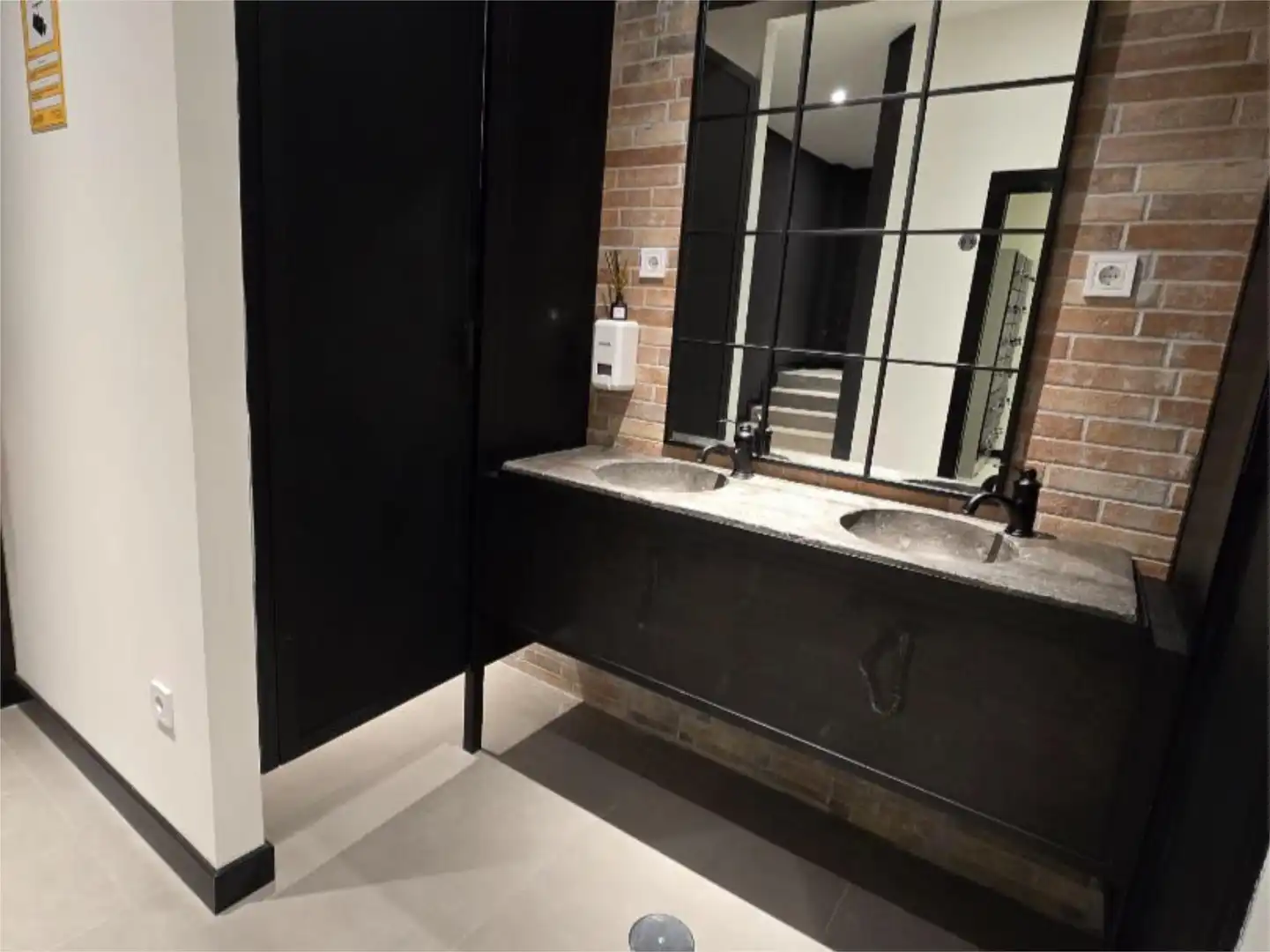Baño de Local de alquiler en Madrid con Aire acondicionado y Calefacción