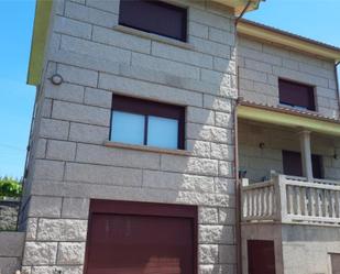 Vista exterior de Casa o xalet en venda en O Porriño   amb Terrassa i Balcó