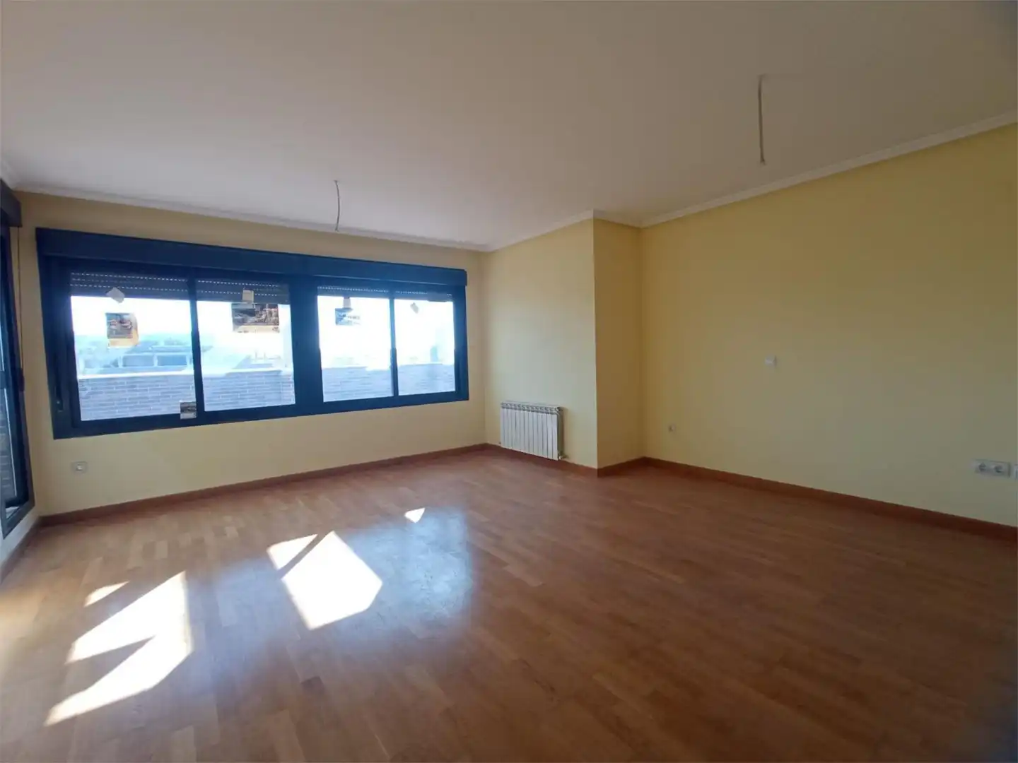 Piso en venta en Calle Los Chopos, 3, Santa Rosa - Valdeolleros Sala de estar de Piso en venta en Córdoba Capital con Aire acondicionado, Terraza y Piscina