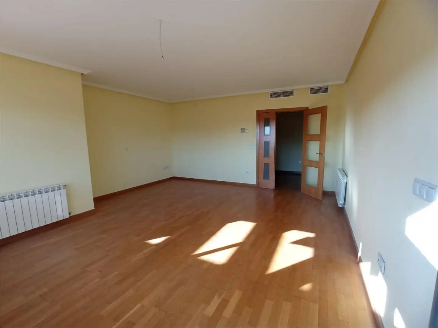 Piso en venta en Calle Los Chopos, 3, Santa Rosa - Valdeolleros Sala de estar de Piso en venta en Córdoba Capital con Aire acondicionado, Terraza y Piscina