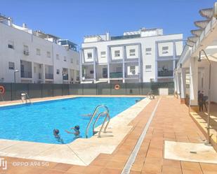 Piscina de Casa adosada en venda en San Juan del Puerto amb Aire condicionat, Terrassa i Piscina