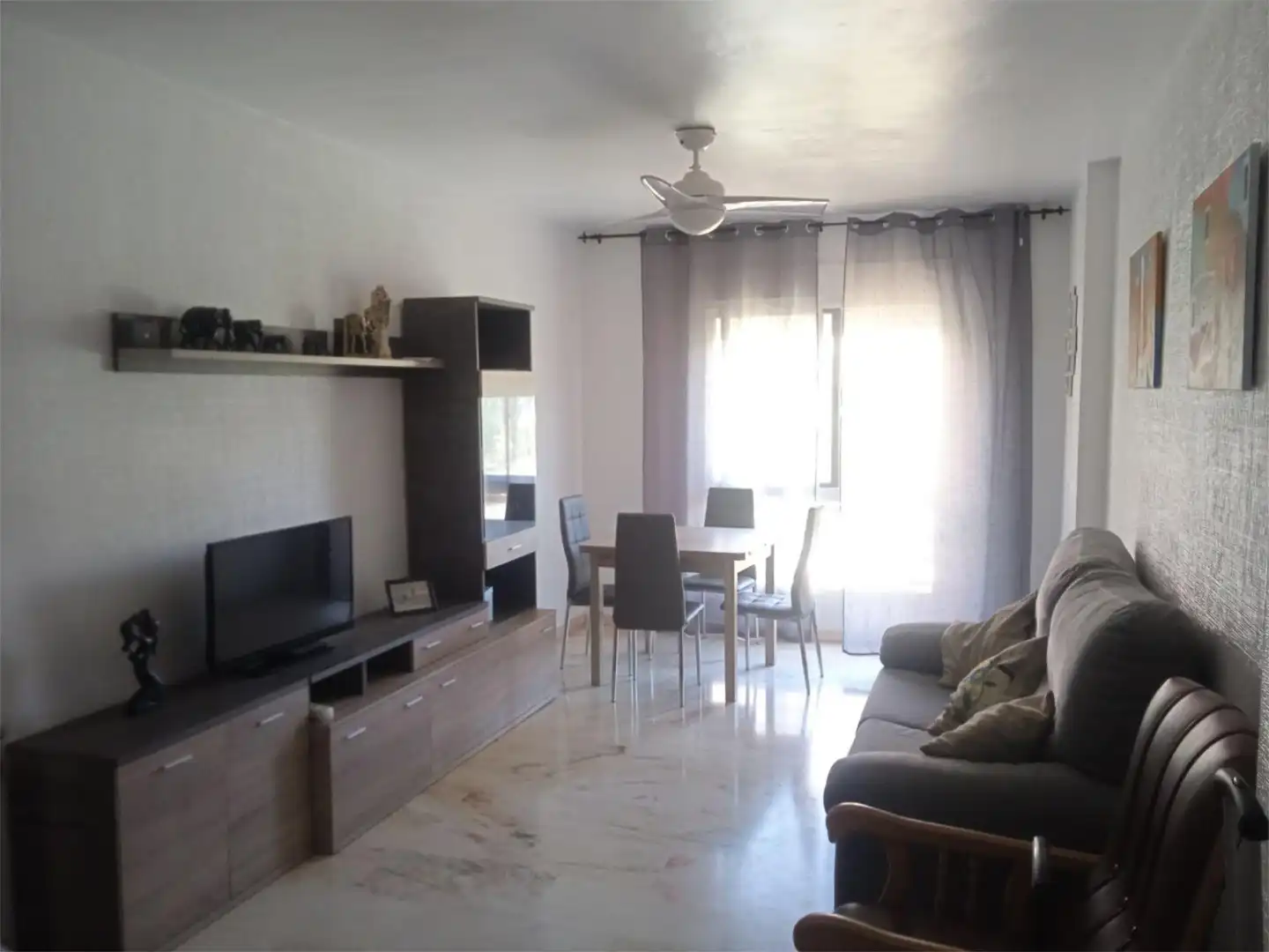 Room in Avenida de Gregorio Prieto, 6, El Tejar - Hacienda Bizcochero Living room of Flat for share in Málaga with Private garden, Swimming Pool and Furnished