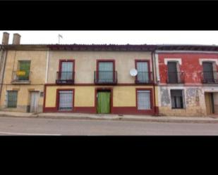 Vista exterior de Casa adosada en venda en Villavaquerín amb Balcó