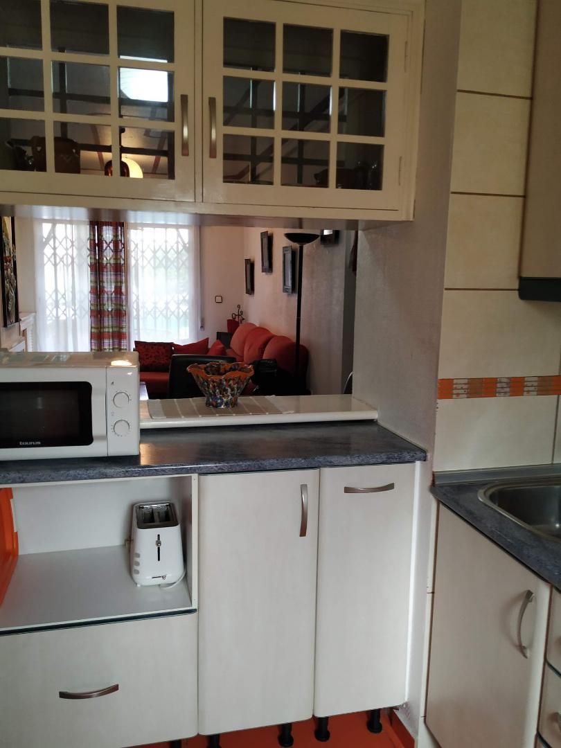 Cuina de Apartament de lloguer en Torrevieja amb Jardí privat, Terrassa i Piscina