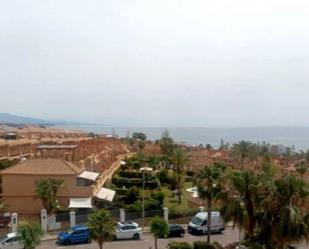 Vista exterior de Dúplex en venda en Estepona amb Aire condicionat, Terrassa i Piscina