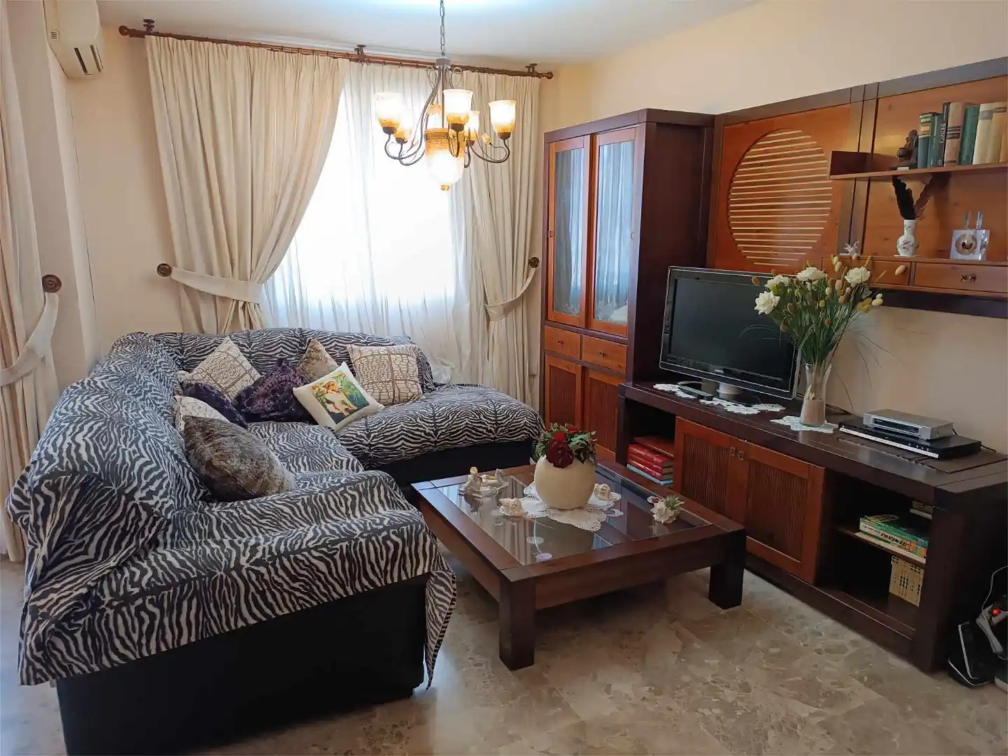 Casa o xalet en venda a Calle de los Cooperantes, 10, Manantiales - Lagar - Cortijo Sala d'estar de Casa o xalet en venda en Alhaurín de la Torre amb Aire condicionat, Calefacció i Jardí privat