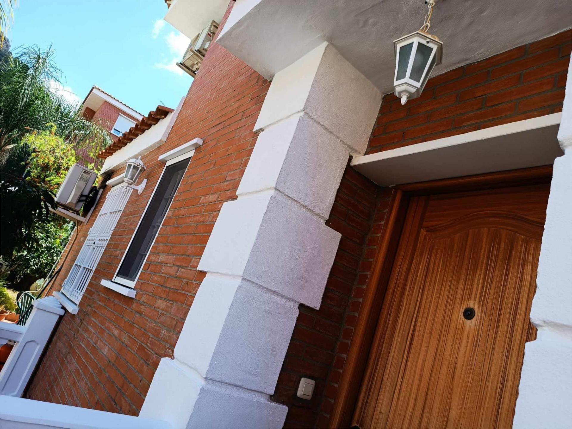 Vista exterior de Casa o xalet en venda en Alhaurín de la Torre amb Aire condicionat, Terrassa i Balcó