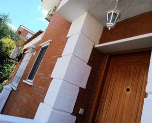 Vista exterior de Casa o xalet en venda en Alhaurín de la Torre amb Aire condicionat, Terrassa i Balcó