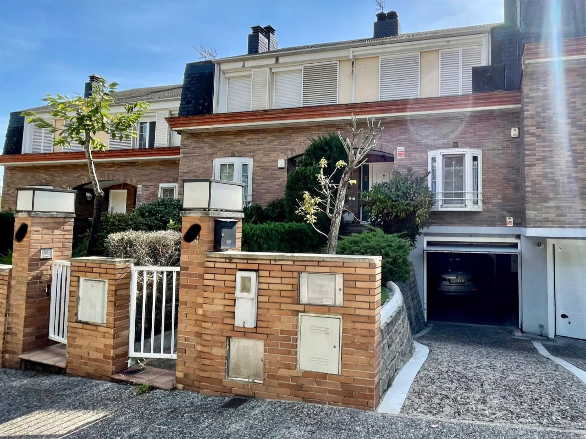 Vista exterior de Casa adosada en venda en Girona Capital amb Aire condicionat, Calefacció i Jardí privat