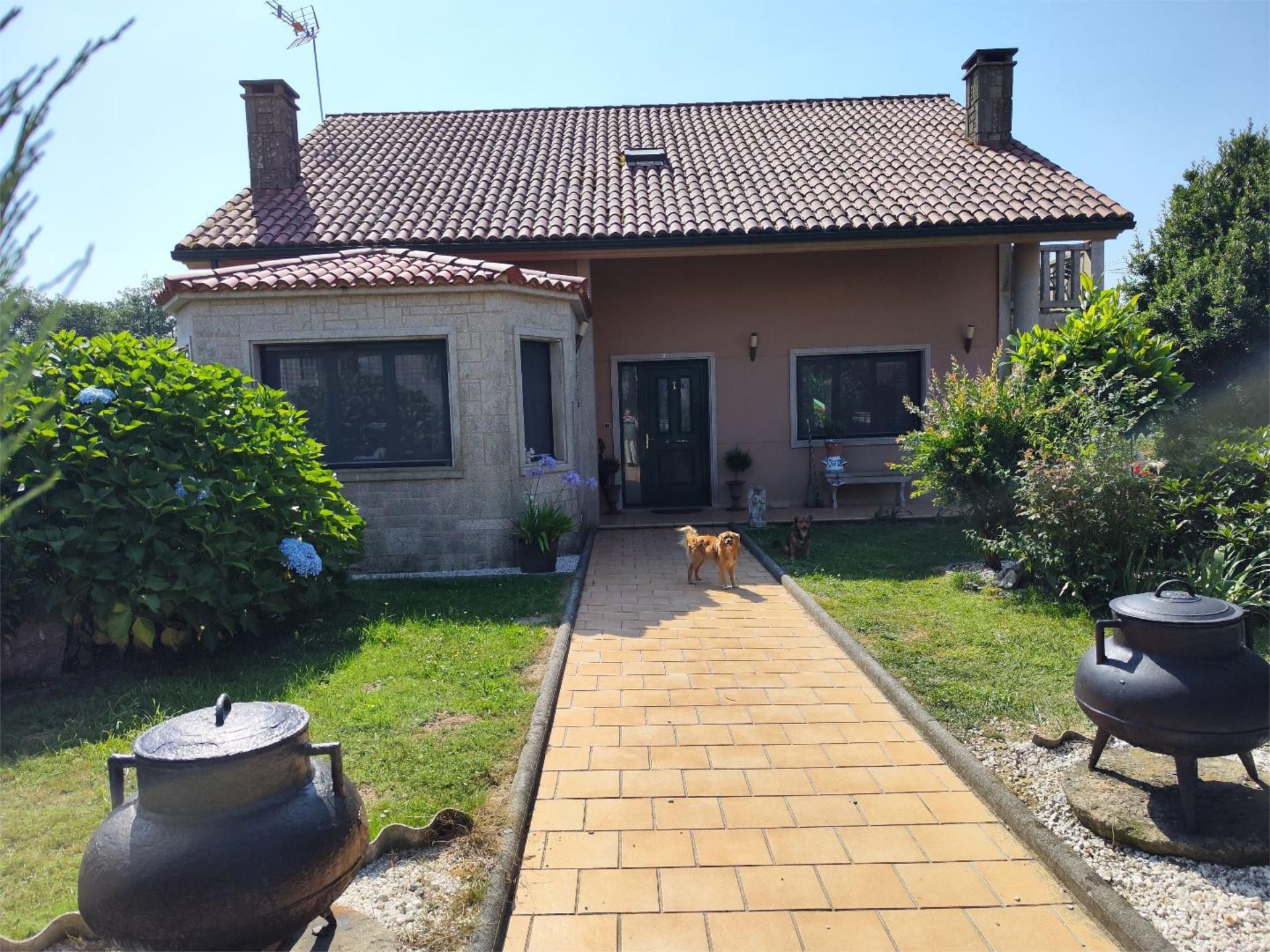 Exterior view of House or chalet for sale in Santa Comba  with Air Conditioner and Terrace
