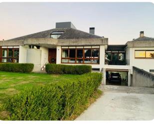 Vista exterior de Casa o xalet de lloguer en Oleiros amb Terrassa, Piscina i Balcó