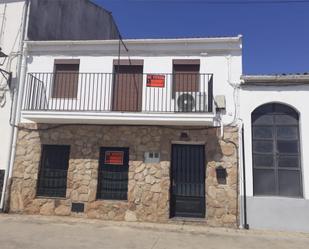 Vista exterior de Casa adosada en venda en Perales del Puerto amb Terrassa i Balcó