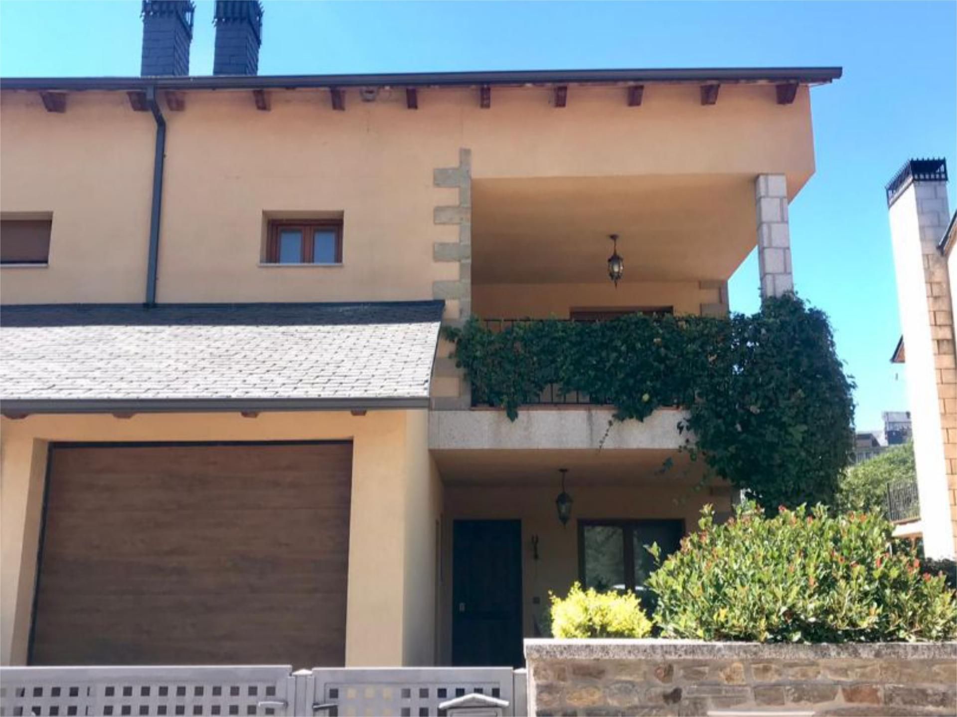 Exterior view of House or chalet for sale in Puebla de Sanabria  with Heating, Private garden and Parquet flooring
