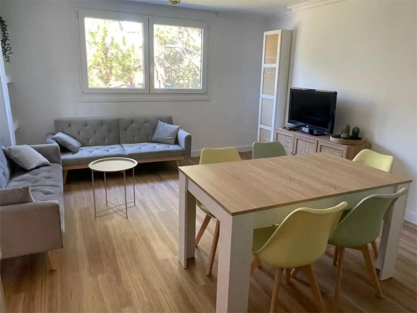 Sala de estar de Piso para compartir en Oleiros con Parquet y Amueblado