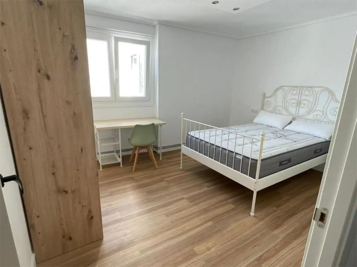 Habitación de Piso para compartir en Oleiros con Parquet y Amueblado