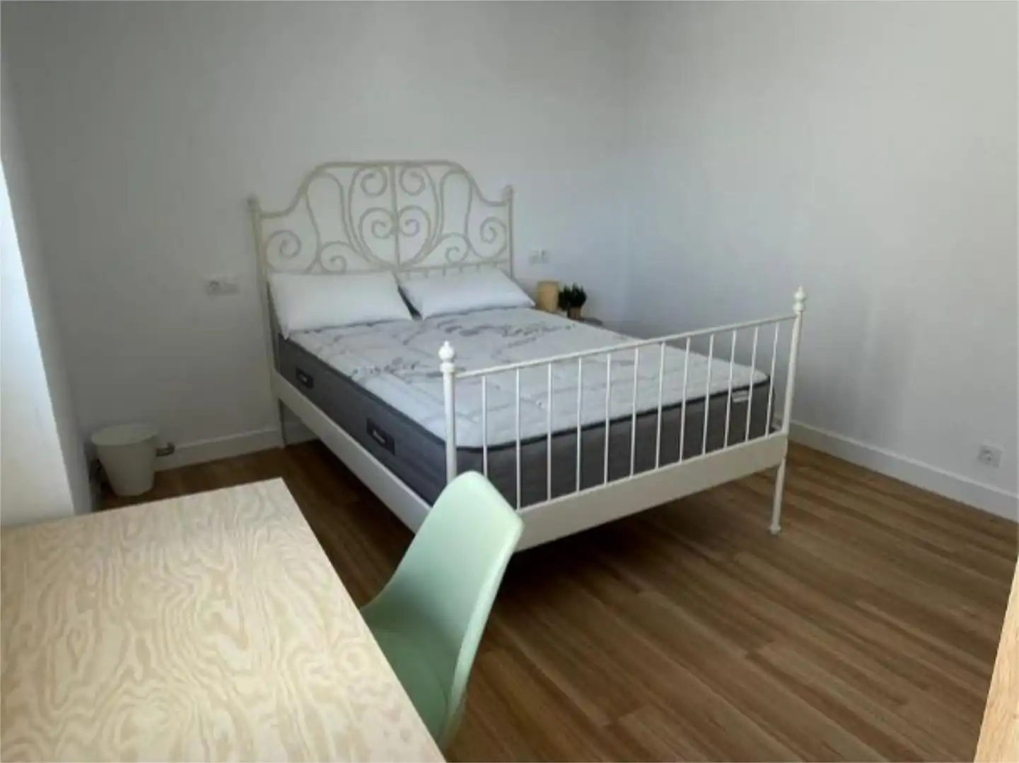Habitación de Piso para compartir en Oleiros con Parquet y Amueblado