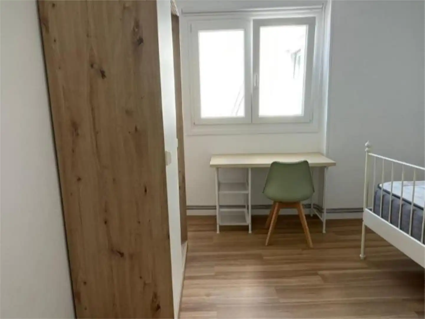 Habitación de Piso para compartir en Oleiros con Parquet y Amueblado